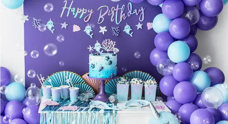 Décoration anniversaire avec ballons violets et bleus