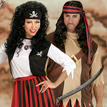homme et femme déguisés en pirate